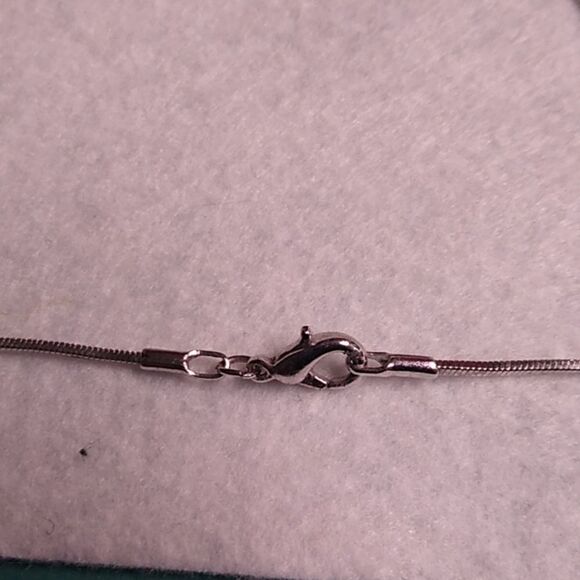 Elegant Silver Necklace with Fine Chain and Textured Pendant - Picture 4 of 7